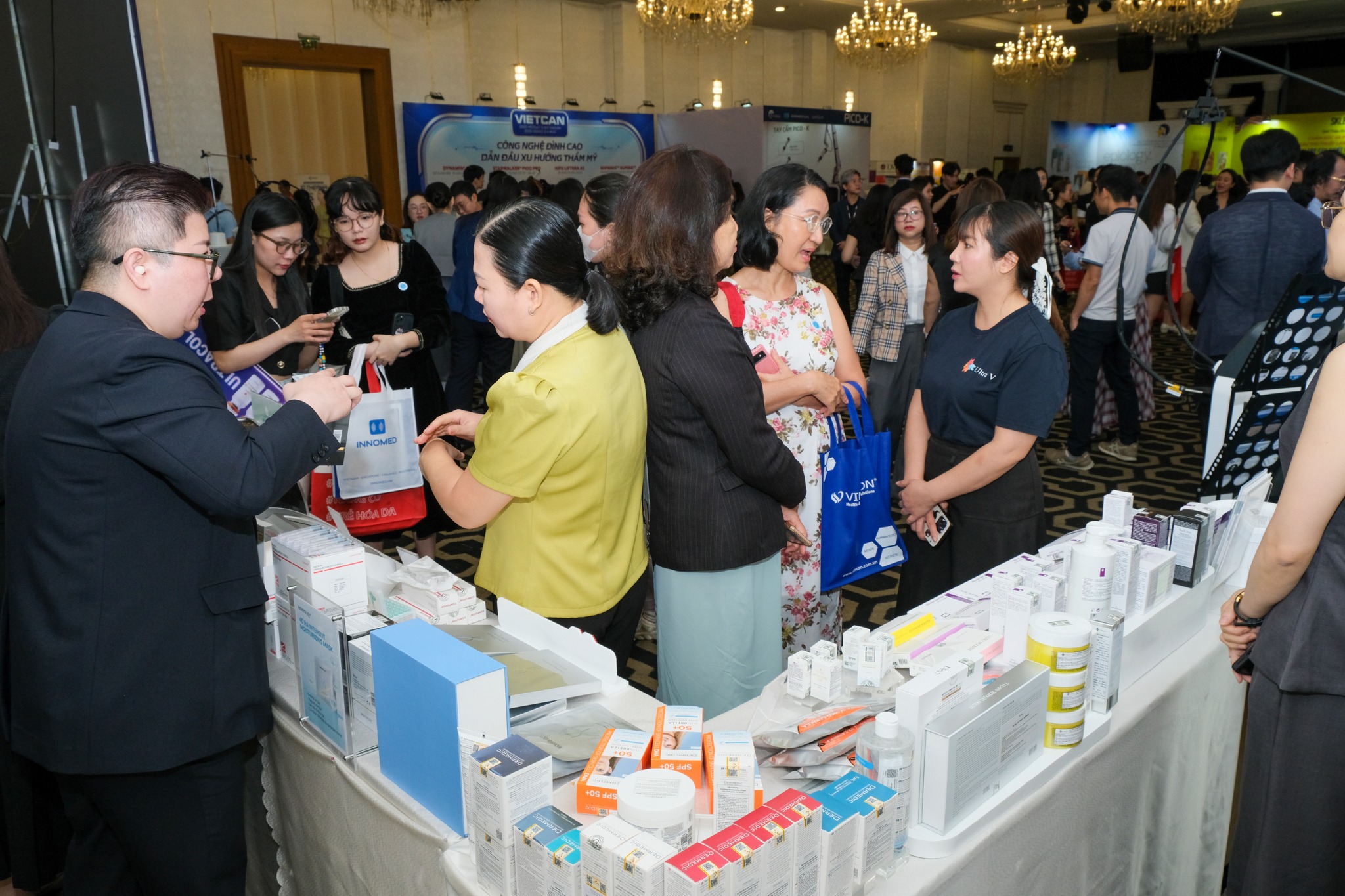 Gian hàng Ipretty Group thu hút sự quan tâm của đông đảo khách hàng